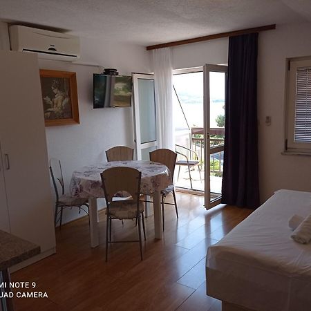 Apartments Mihovil أوميس الغرفة الصورة