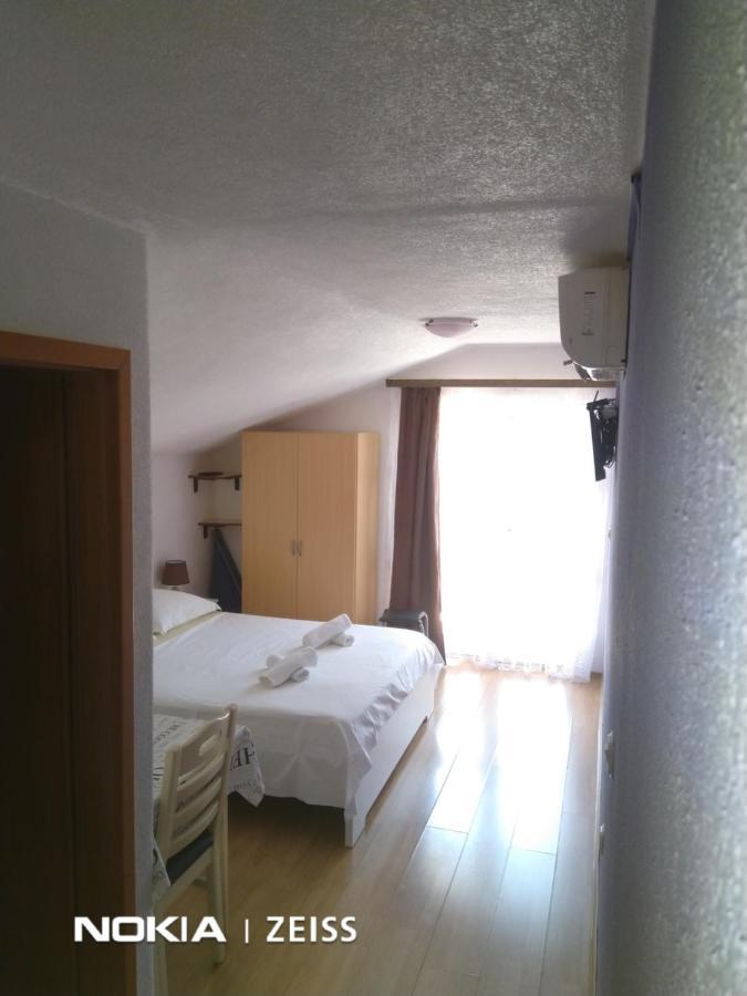 Apartments Mihovil أوميس المظهر الخارجي الصورة