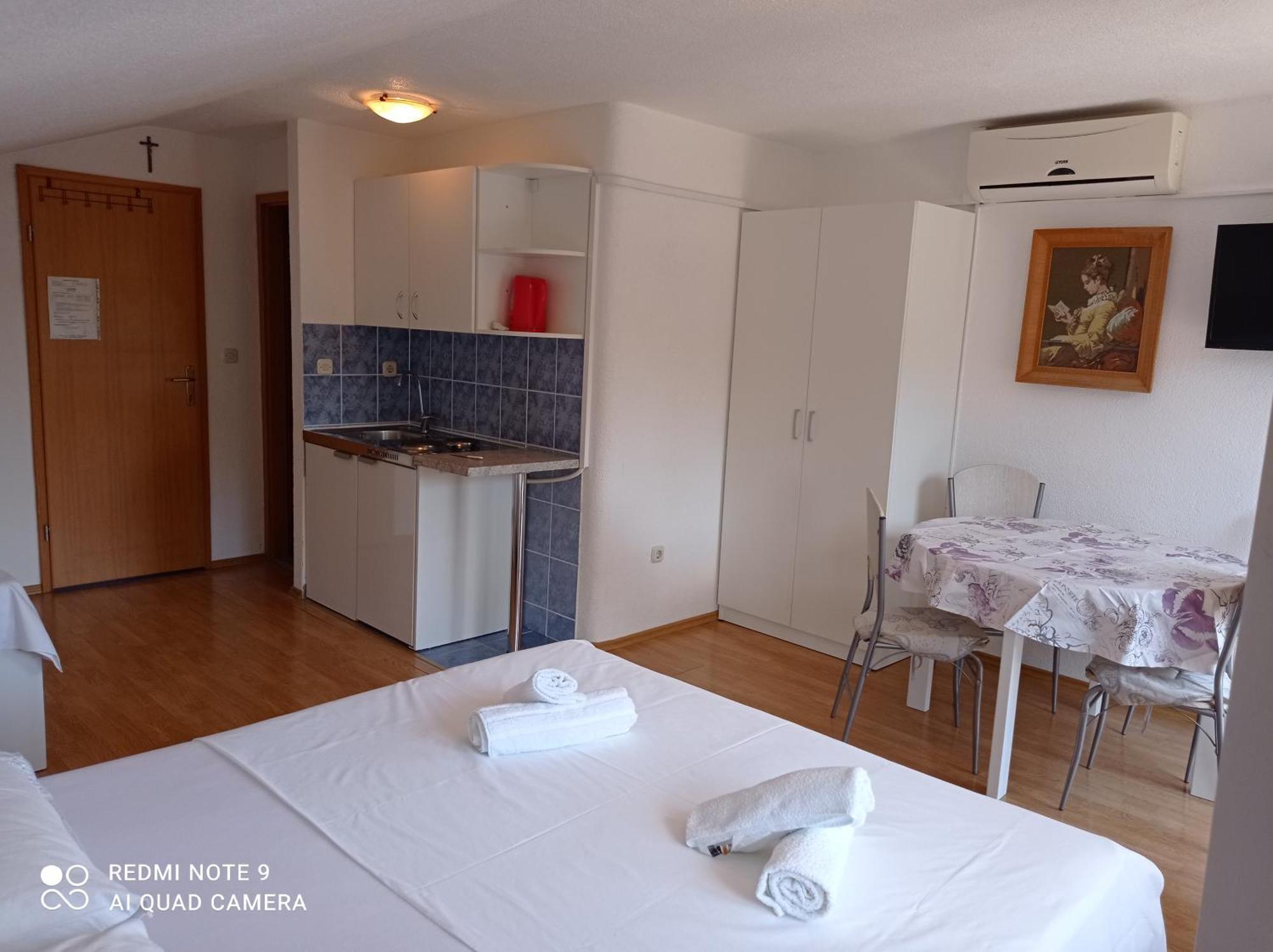 Apartments Mihovil أوميس الغرفة الصورة