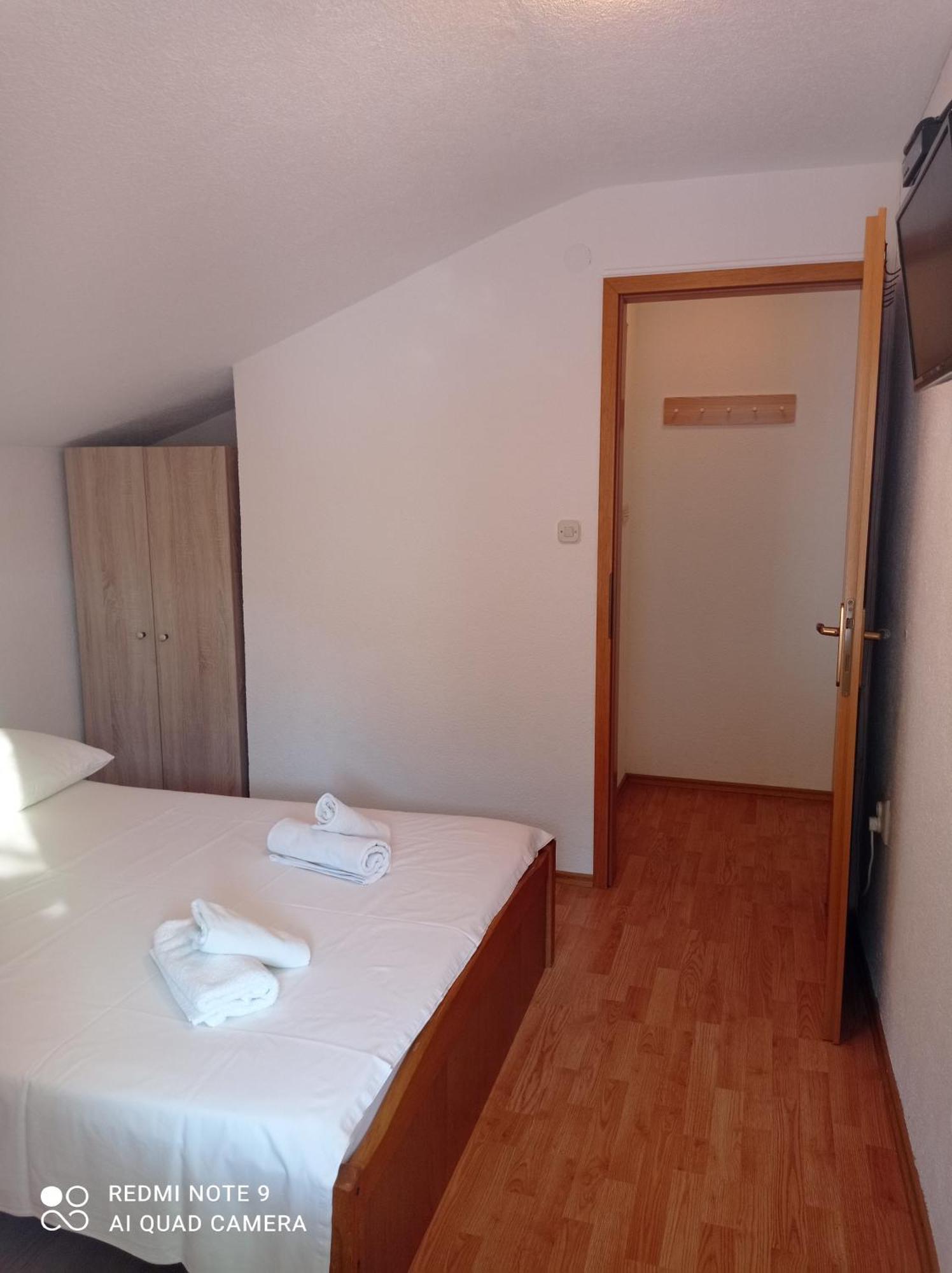 Apartments Mihovil أوميس الغرفة الصورة