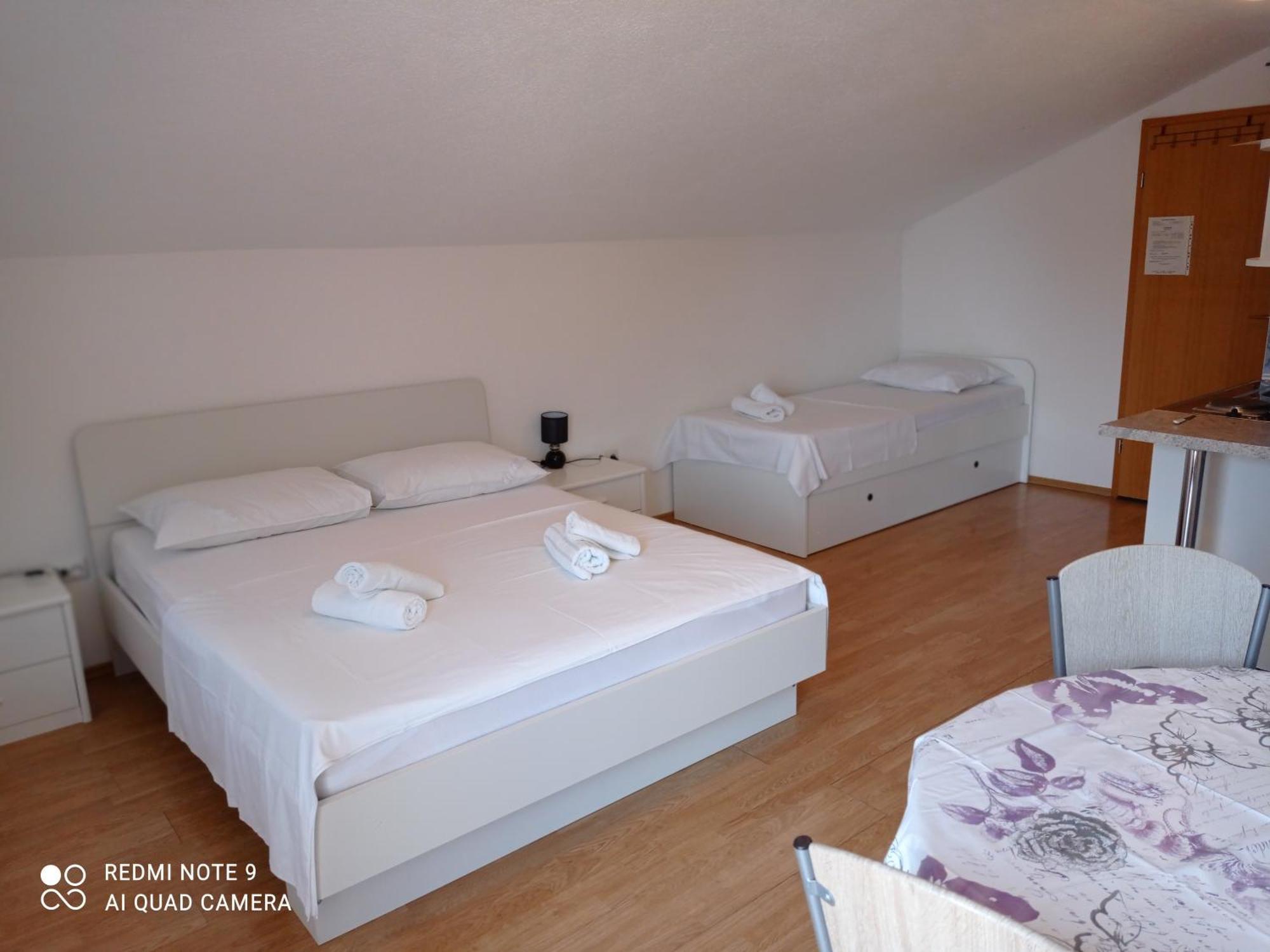 Apartments Mihovil أوميس الغرفة الصورة