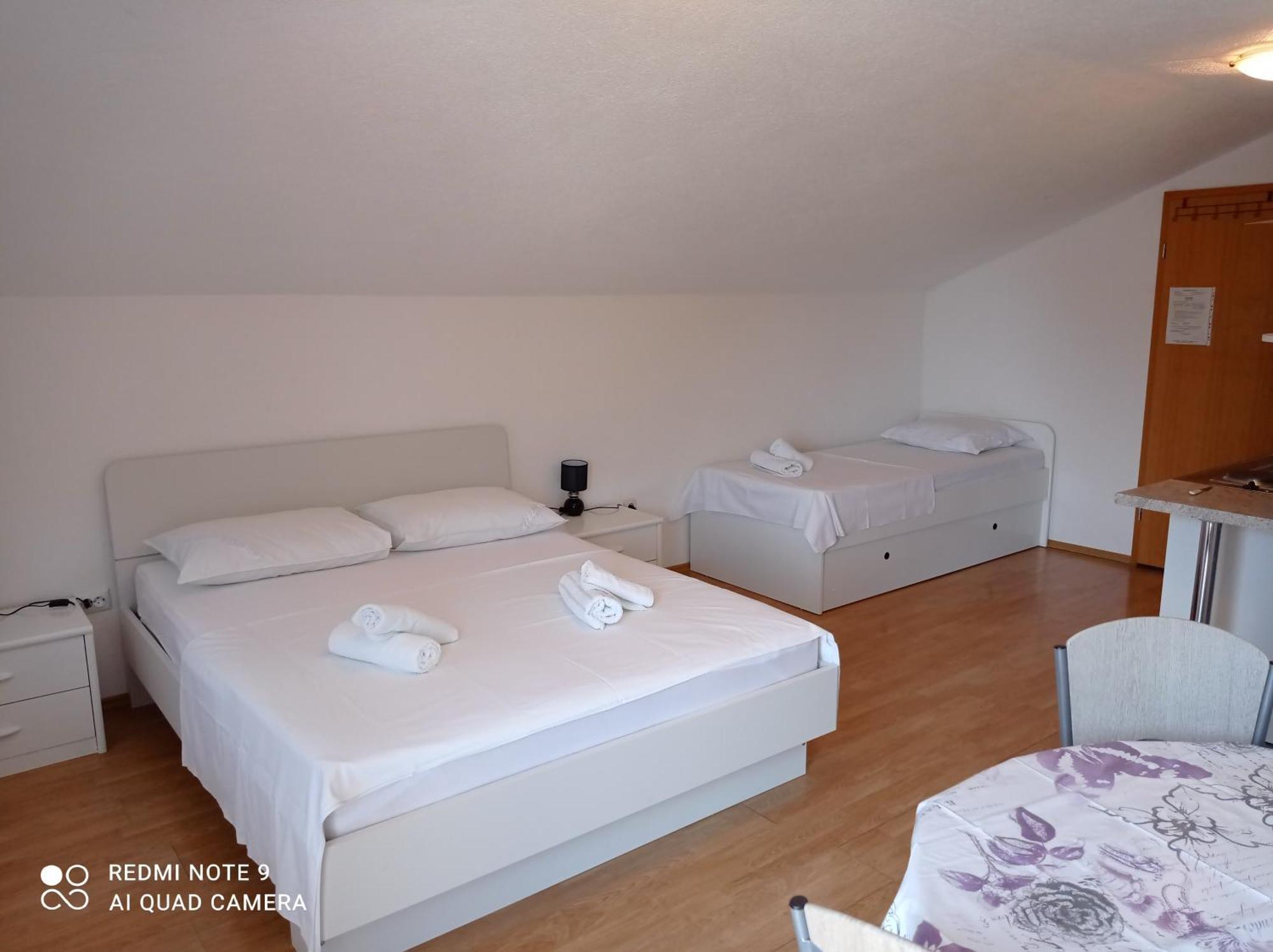 Apartments Mihovil أوميس الغرفة الصورة