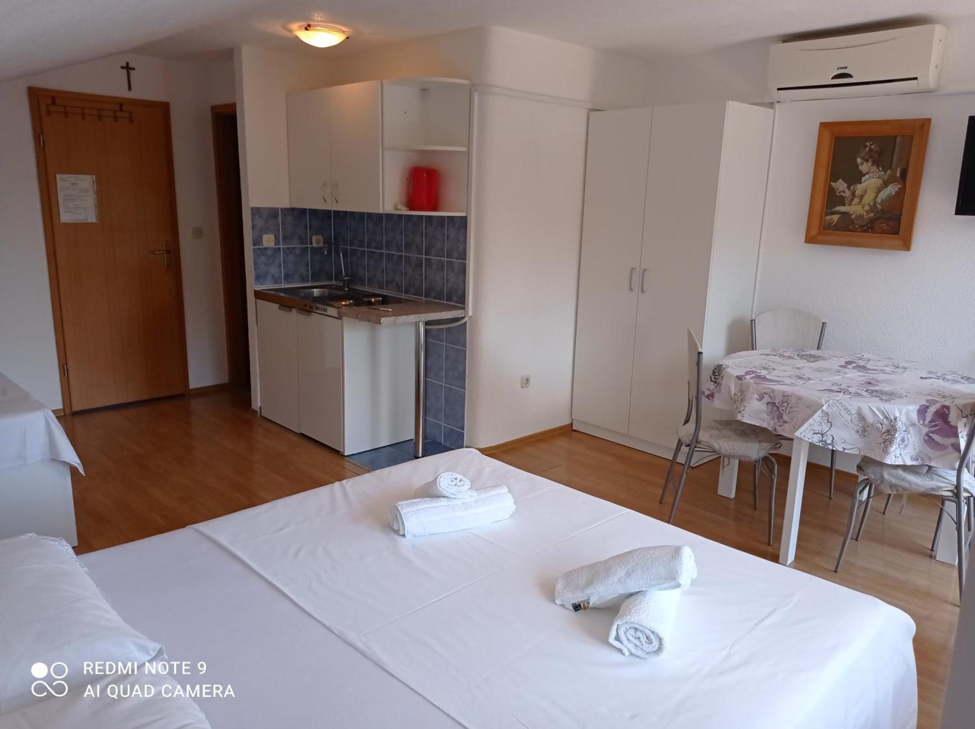 Apartments Mihovil أوميس الغرفة الصورة